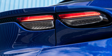 슈퍼카의 인공지능: 럭셔리 자동차에 미치는 영향 Logo