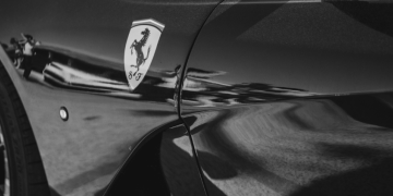 그레이 마켓 슈퍼카를 발견하는 방법 Logo