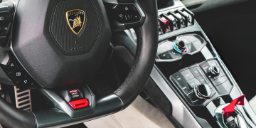 카본 파이버에서 알칸타라까지: 슈퍼카 인테리어의 예술 Logo